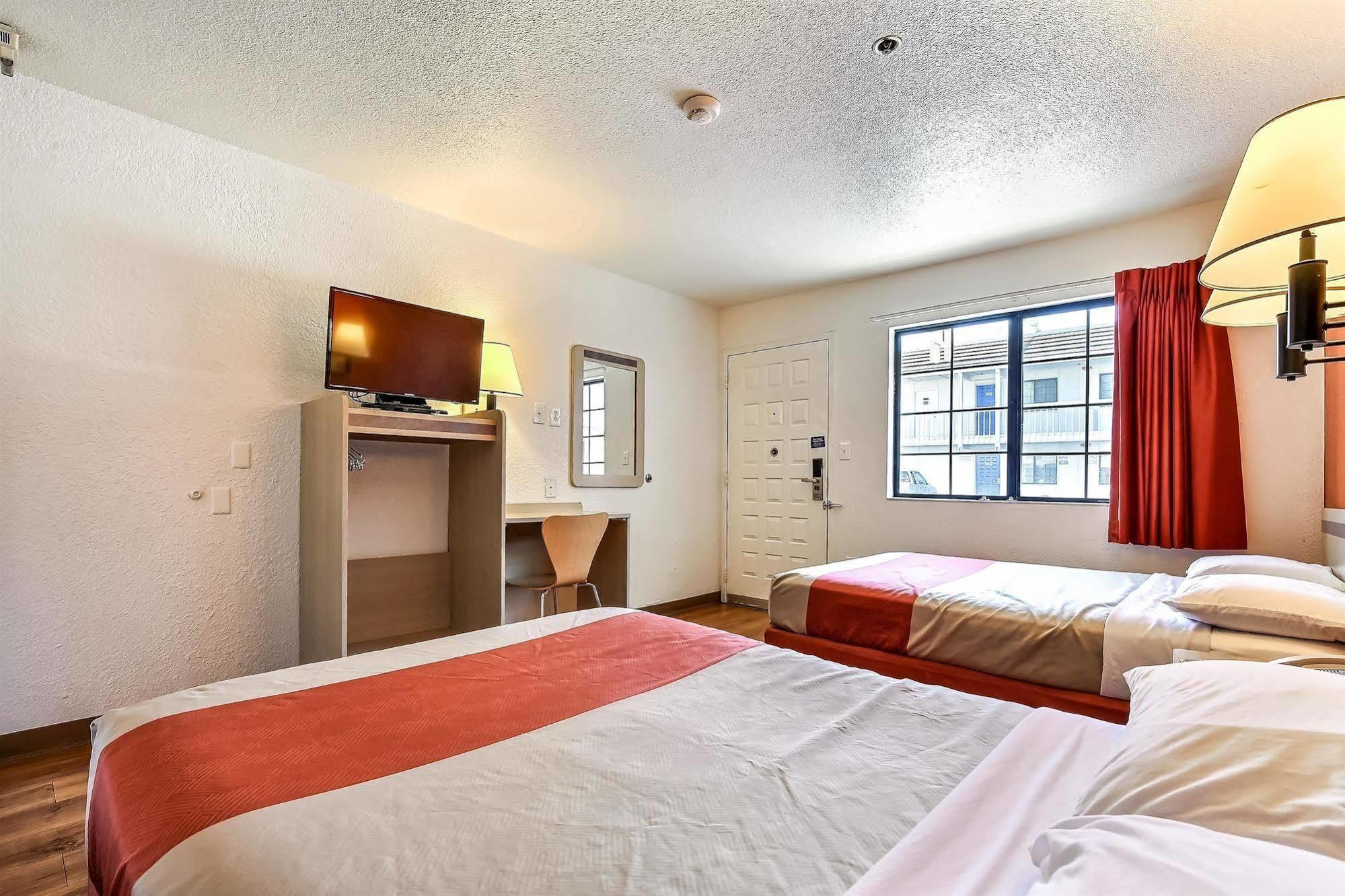Park Inn By Radisson, Livermore Bagian luar foto